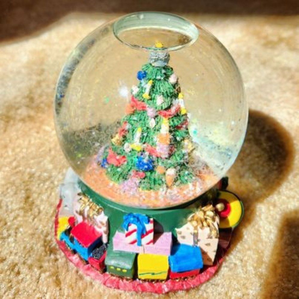 San Francisco Music Box Christmas Tree Snow Globe plays "O Tannenbaum"